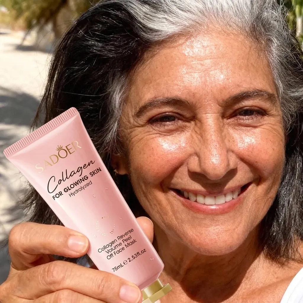 Mujer sonriendo con la mascarilla SADOER en la mano