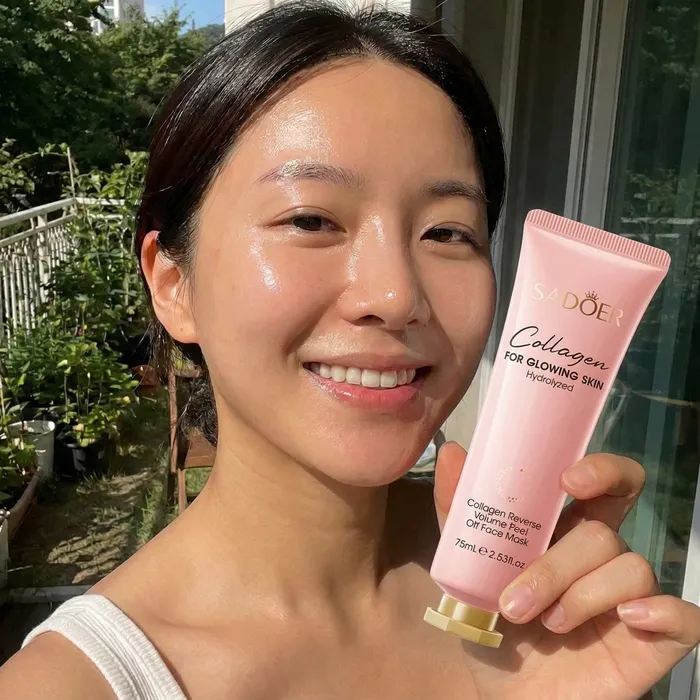 Mujer con la mascarilla peel off de colágeno SADOER