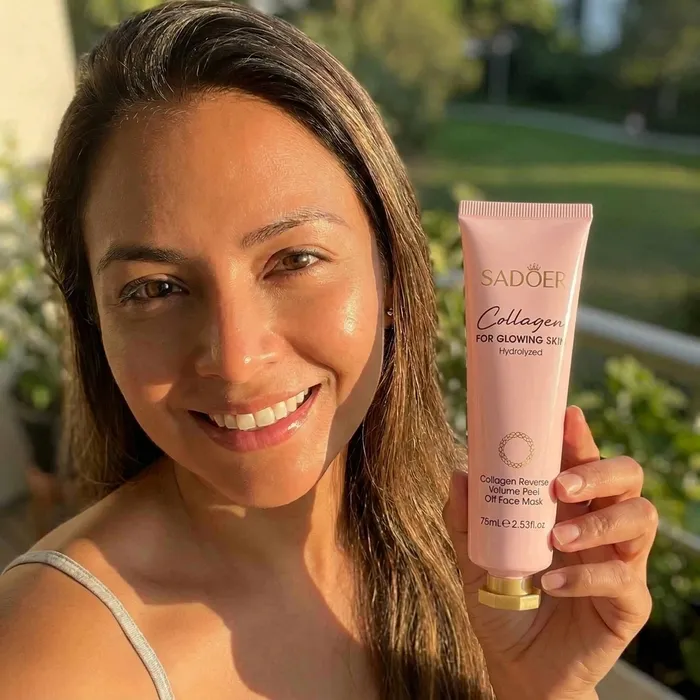 Mujer con la mascarilla peel off de colágeno SADOER