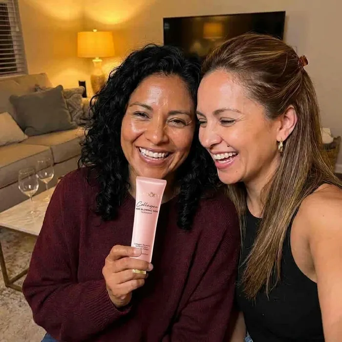 Mujer con la mascarilla peel off de colágeno SADOER