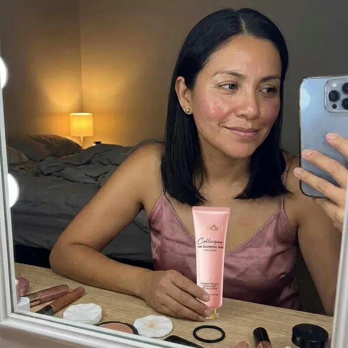 Mujer con la mascarilla peel off de colágeno SADOER