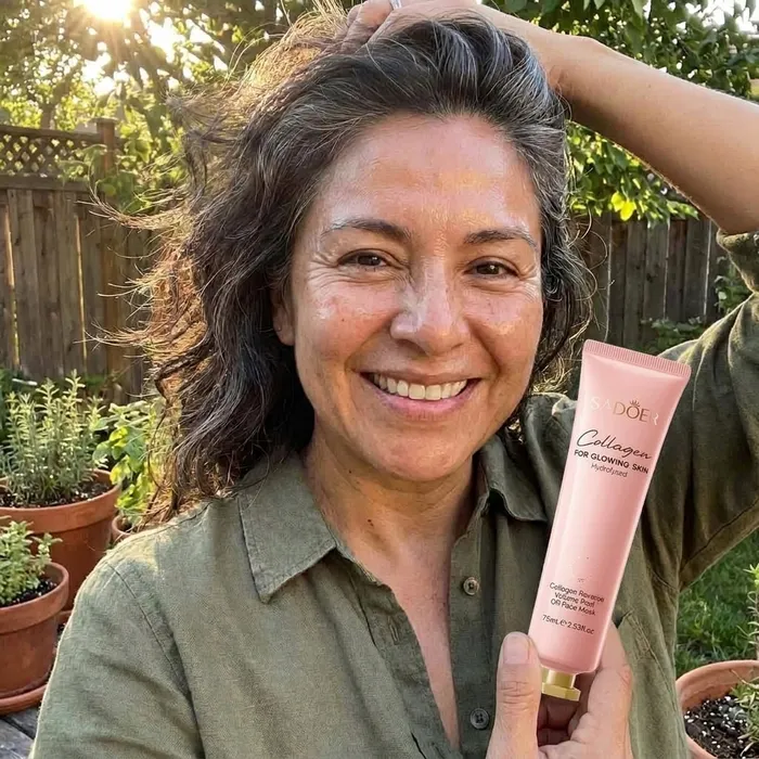 Mujer con la mascarilla peel off de colágeno SADOER
